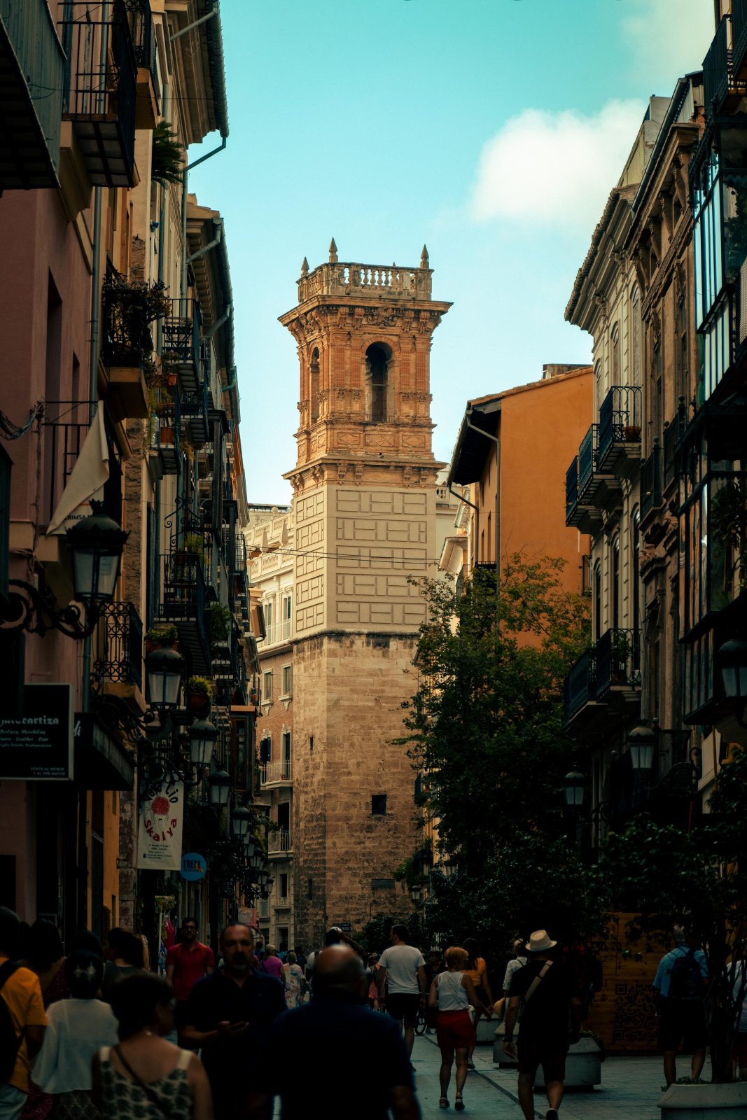 Calle del casco antiguo con la torre de Santa Catalina